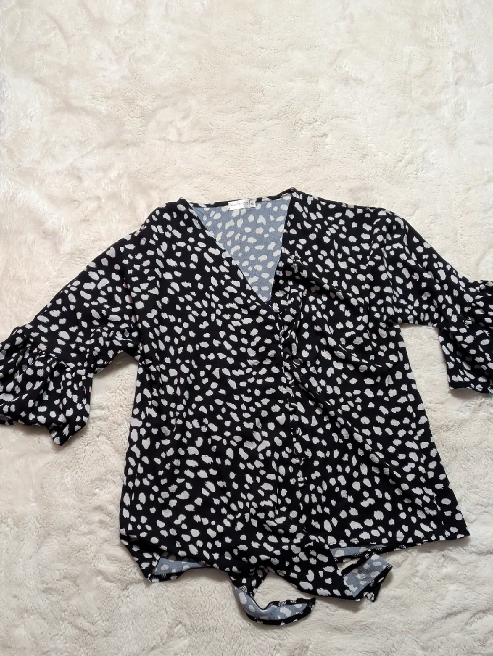 Women's Black & White Spot Print V-Neck Ruffle Sleeve Blouse‎